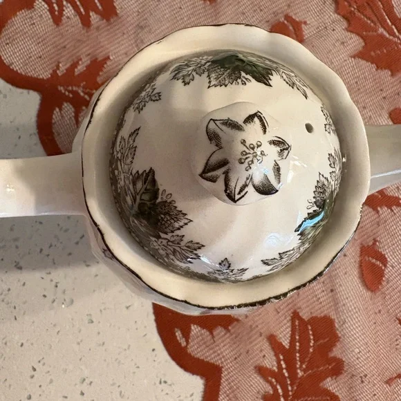 Elegant Ceramic Teapot with Scenic Design The Friendly Village - Picture 4 of 6